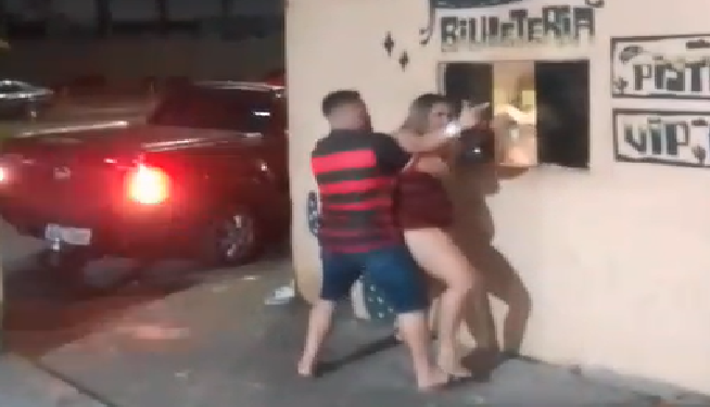 Vídeo: Casal discute em forró no bairro Alvorada e homem acaba dando tiro em segurança