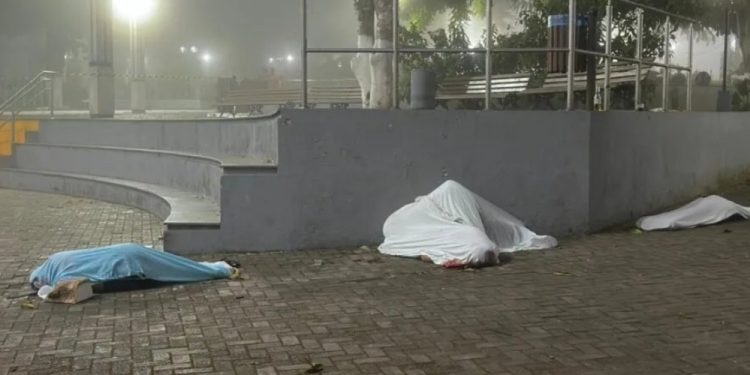 Veja vítimas de chacina no chão com tiros na cabeça; alvos seriam do CV