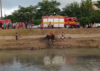 Vídeo: Bombeiros tentam há mais de 8 horas resgatar idoso em surto dentro de bueiro no Japiim