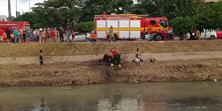 Vídeo: Bombeiros tentam há mais de 8 horas resgatar idoso em surto dentro de bueiro no Japiim