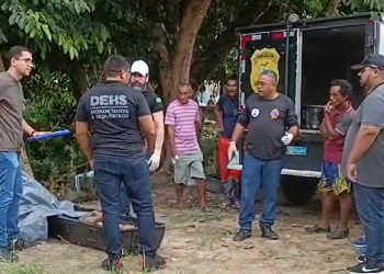 Vídeo: moradores de Manaus olham para o igarapé e enxergam corpo boiando