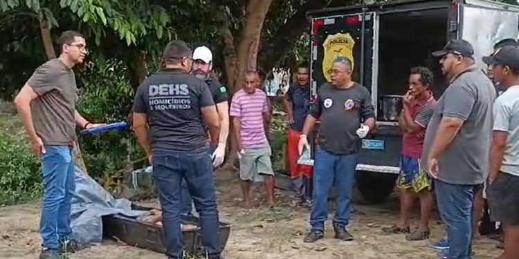 Vídeo: moradores de Manaus olham para o igarapé e enxergam corpo boiando