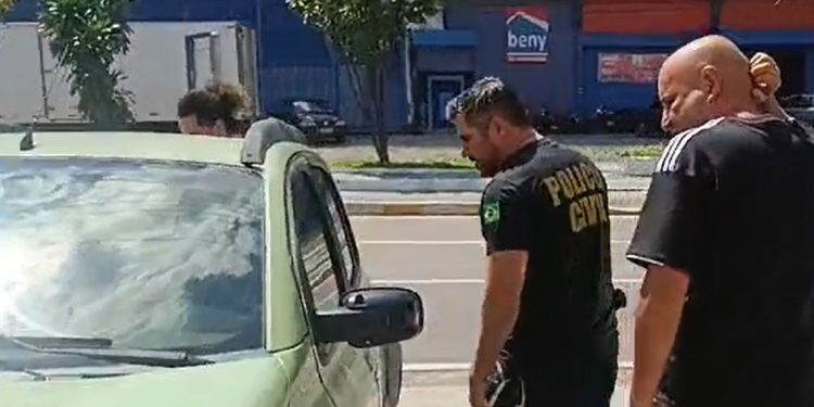 Vídeo: veja momento em que polícia encontra carro de Djidja abandonado em Manaus 