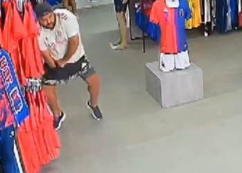 Só cheiro de ovo: Homem é flagrado furtando camisas e enfiando dentro da bermuda; veja