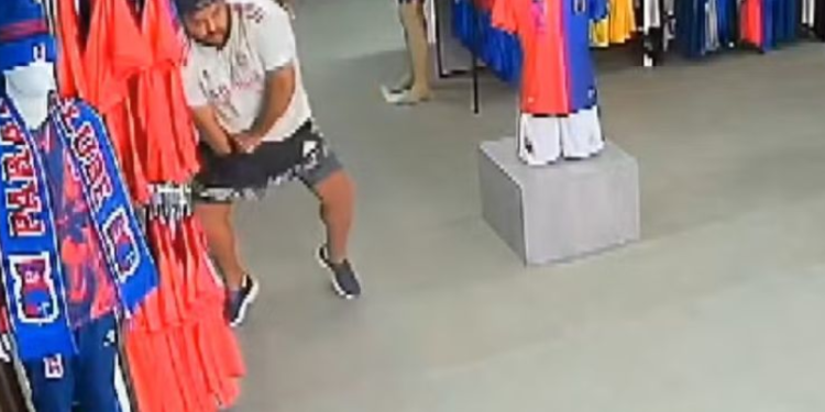 Só cheiro de ovo: Homem é flagrado furtando camisas e enfiando dentro da bermuda; veja