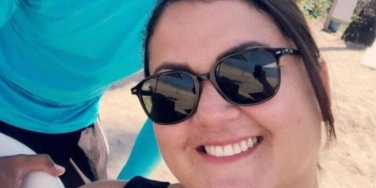 Empresária morre na frente da filha de 5 anos atingida por coqueiro na cabeça
