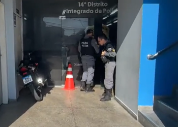 Bandidos deixam dois trabalhadores baleados e trocam tiros com PMs no bairro São José