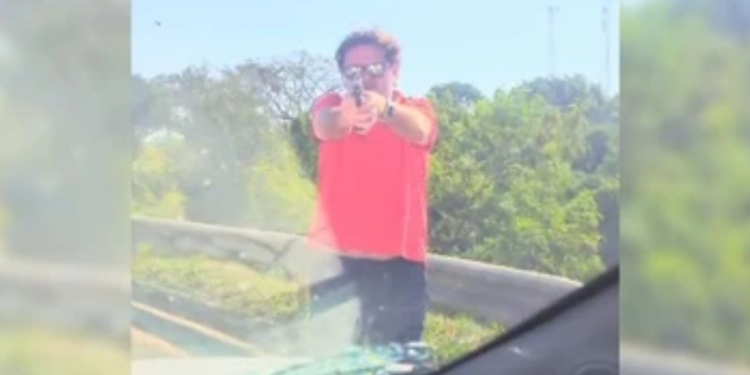 Vídeo: Homem desequilibrado puxa arma e atira contra família com filhos dentro do carro