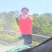 Vídeo: Homem desequilibrado puxa arma e atira contra família com filhos dentro do carro