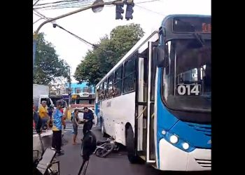 Vídeo: moto fica retorcida de baixo do 014 e motoqueiro ferido nos braços e pernas em Manaus 