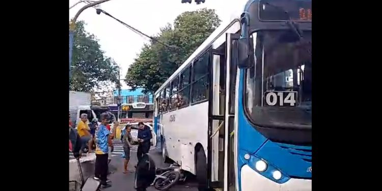 Vídeo: moto fica retorcida de baixo do 014 e motoqueiro ferido nos braços e pernas em Manaus 