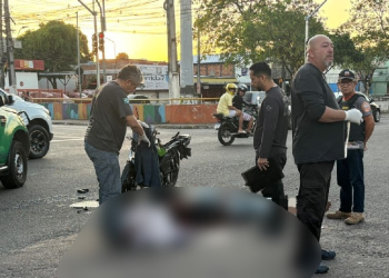 Vídeo: Na Compensa, motociclista passa ‘chutado’ em cruzamento e morre ao atingir ônibus da linha 112