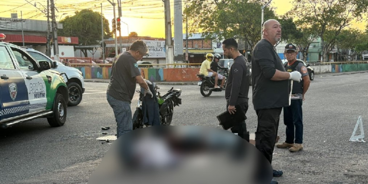 Vídeo: Na Compensa, motociclista passa ‘chutado’ em cruzamento e morre ao atingir ônibus da linha 112