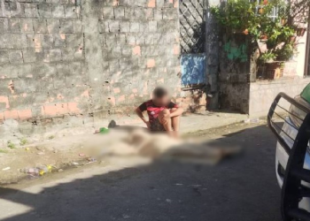 Ataque em bar faz jovem ser morto no lugar do outro e deixa homem ferido em Manaus