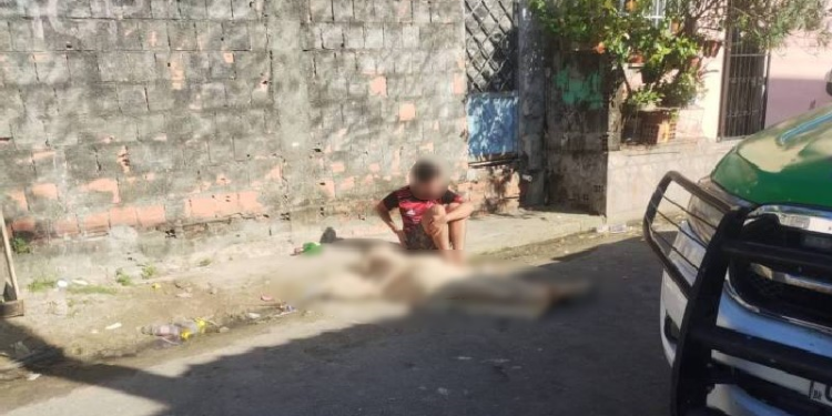 Ataque em bar faz jovem ser morto no lugar do outro e deixa homem ferido em Manaus