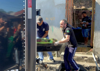 Veja: Vizinhos acham que é briga de casal e morador é encontrado morto a facadas em casa, em Manaus