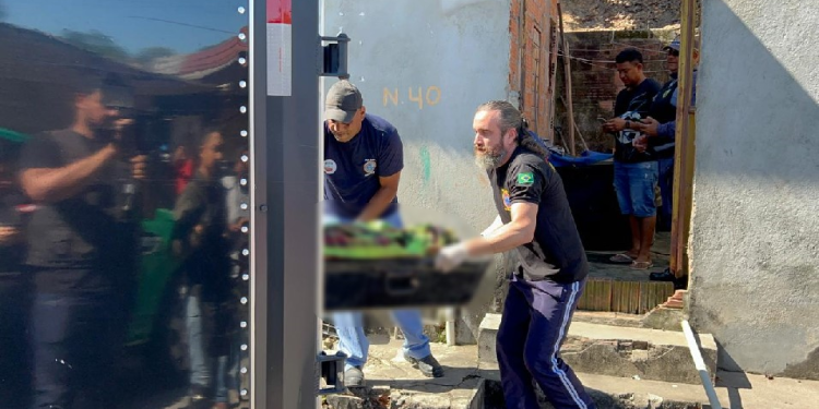Veja: Vizinhos acham que é briga de casal e morador é encontrado morto a facadas em casa, em Manaus