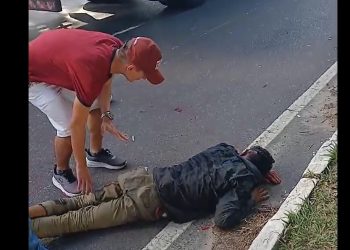 Vídeo: pedestre atingido por carro em Manaus é jogado de cabeça na sarjeta