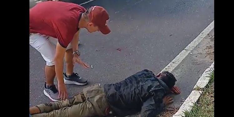 Vídeo: pedestre atingido por carro em Manaus é jogado de cabeça na sarjeta