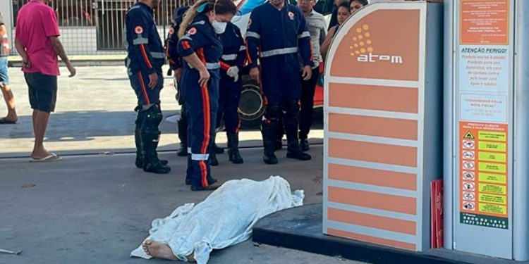 Vídeo: jovem senta para almoçar em Manaus e acaba morto com 10 tiros