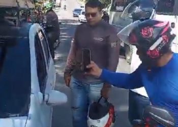 Cena forte: homem tem a cabeça estourada por tiros dentro do carro em Manaus