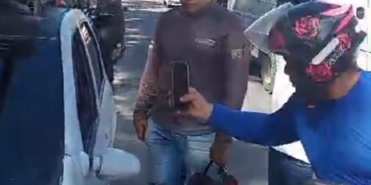 Cena forte: homem tem a cabeça estourada por tiros dentro do carro em Manaus