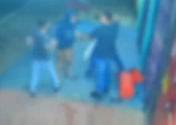 Vídeo: Policial penal agride e ameaça atirar em mulher que deu ‘fora’ nele