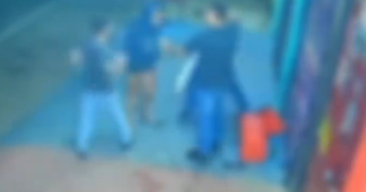 Vídeo: Policial penal agride e ameaça atirar em mulher que deu ‘fora’ nele