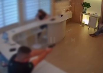 Vídeo: balconista reage a assalto e derruba bandido dentro da loja de celular