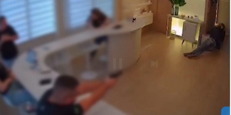 Vídeo: balconista reage a assalto e derruba bandido dentro da loja de celular