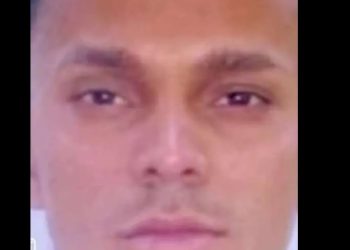 Vídeo forte: suspeito de estupr0 é queimado com gasolina após sair da cadeia 