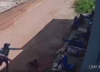 Vídeo: Depois do almoço, trabalhadores vão descansar e acabam assaltados por ladrão em bicicleta