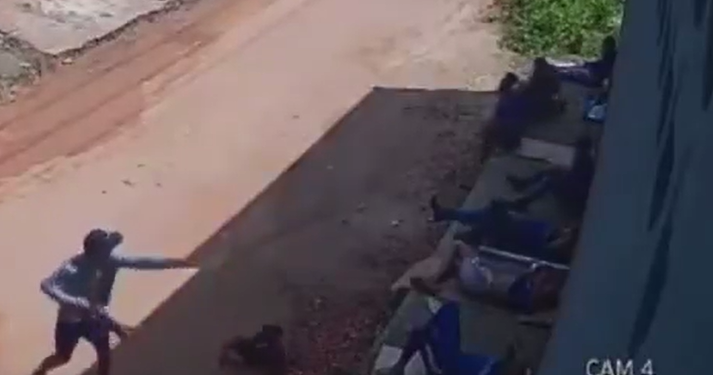 Vídeo: Depois do almoço, trabalhadores vão descansar e acabam assaltados por ladrão em bicicleta