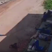 Vídeo: Depois do almoço, trabalhadores vão descansar e acabam assaltados por ladrão em bicicleta