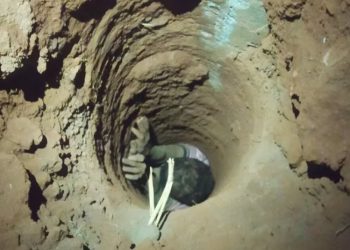 Menino de 15 anos cai em poço e fica meia hora preso de cabeça para baixo