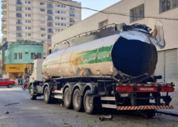 Vídeo: caminhão explode na frente dos carros e deixa destruição pelo caminho