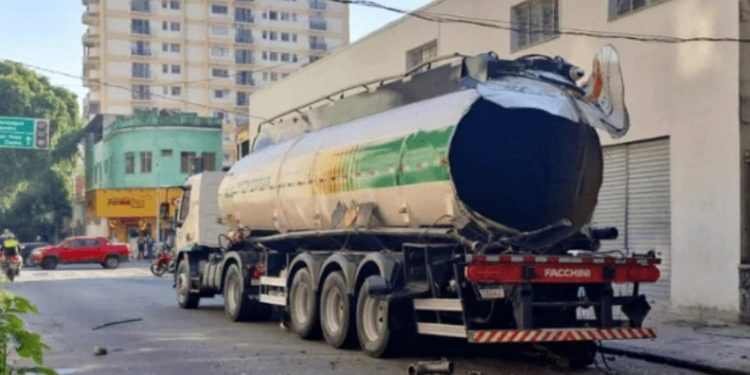 Vídeo: caminhão explode na frente dos carros e deixa destruição pelo caminho
