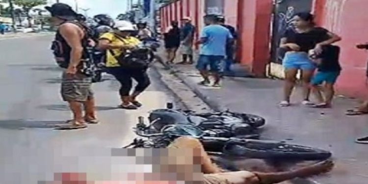 Vídeo forte: motoqueiro perde controle, cai e tem a cabeça aberta em Manaus
