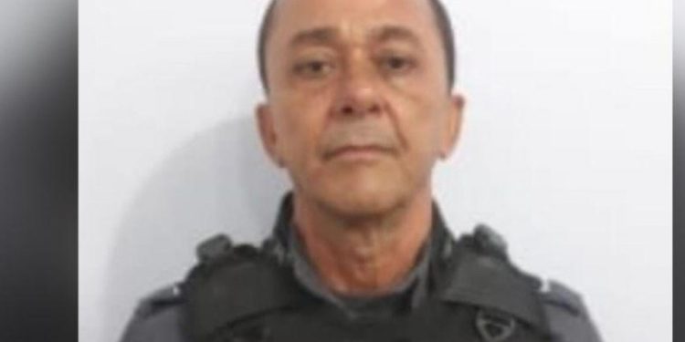 Urgente: tenente da PM do Amazonas filmado carregando saco de drogas se entrega