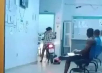 Vídeo: paciente invade UPA de moto para acordar médicos e ser atendida 