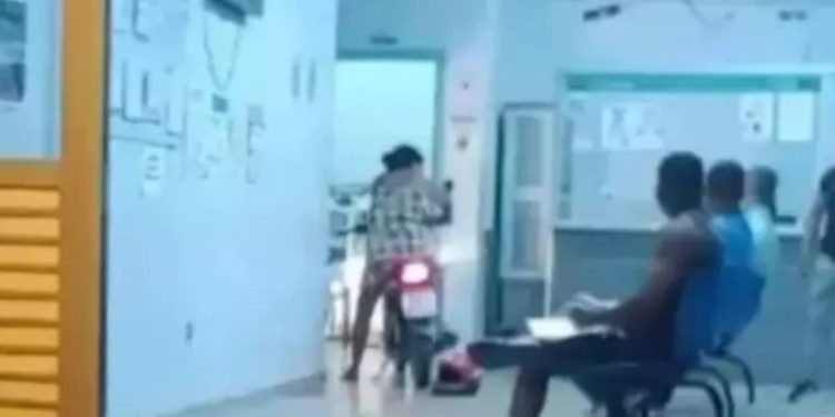 Vídeo: paciente invade UPA de moto para acordar médicos e ser atendida 