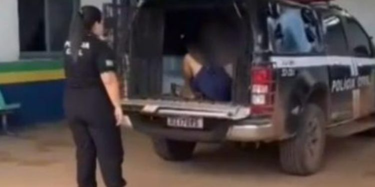 Vídeo: homem é preso após enteada revelar anos de abusos dentro de casa para a professora