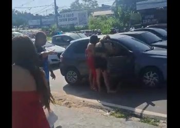 Vídeo: condutor embriagado tenta agredir motoqueiro de APP em Manaus: ‘chapado’