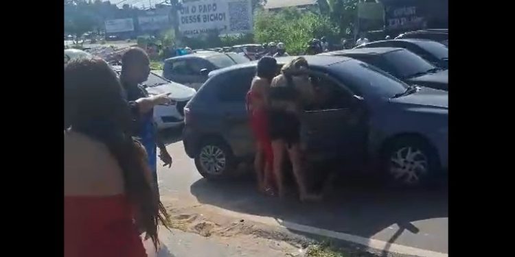 Vídeo: condutor embriagado tenta agredir motoqueiro de APP em Manaus: ‘chapado’