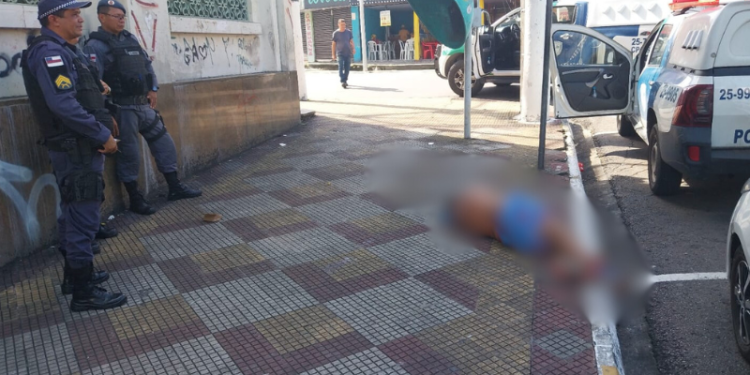 Homem prefere morrer do que ser preso e tenta se enforcar dentro de viatura em Manaus