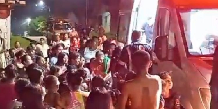 Vídeo muito forte: mãe carrega no colo filha com 90% do corpo queimado no Amazonas 