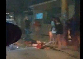 Vídeo: pistoleiros passam atirando na porta do bar e deixam mulheres feridas em Manaus