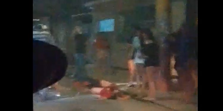 Vídeo: pistoleiros passam atirando na porta do bar e deixam mulheres feridas em Manaus