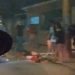Vídeo: pistoleiros passam atirando na porta do bar e deixam mulheres feridas em Manaus