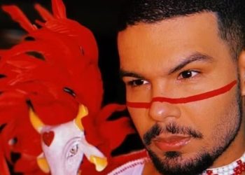 Todo de vermelho, Vyni chega em Parintins e se solta: ‘nossa aventura tribal’